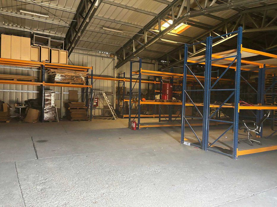 Spatiu de inchiriere/vanzare depozitare - Roman