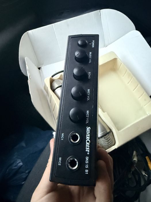 Mixer karaoke cu 2 microfoane- folosit, ca nou, in cutie