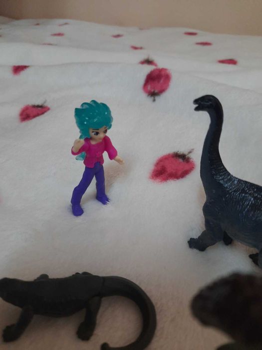 Играчки динозаври, гущер и момиче