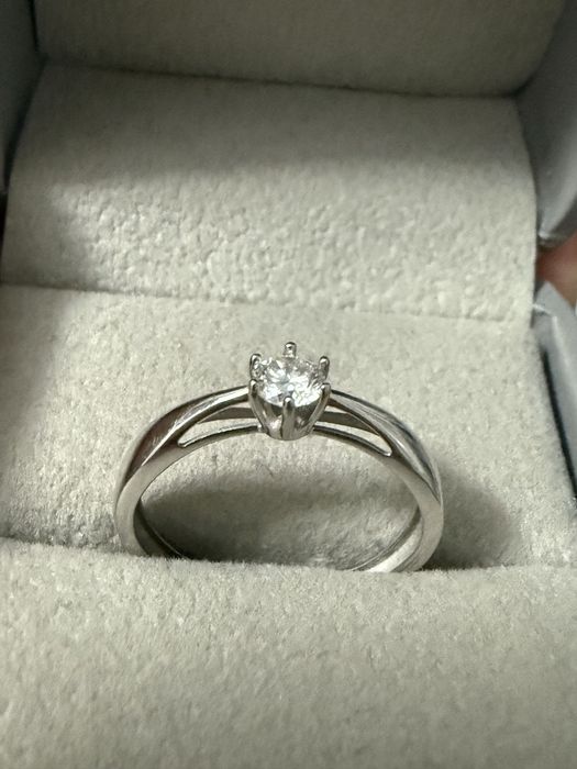 Бриллиантовое кольцо с крупным камнем