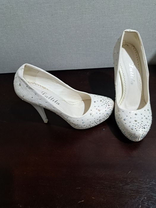 Женские туфли белого цвета со стразами