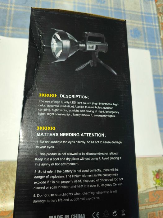 Lanterna puternica cu trepied