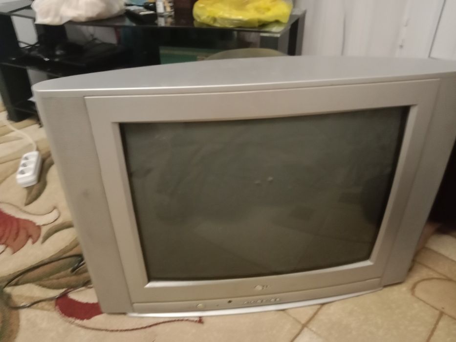 LG телевизор хорошим состояние