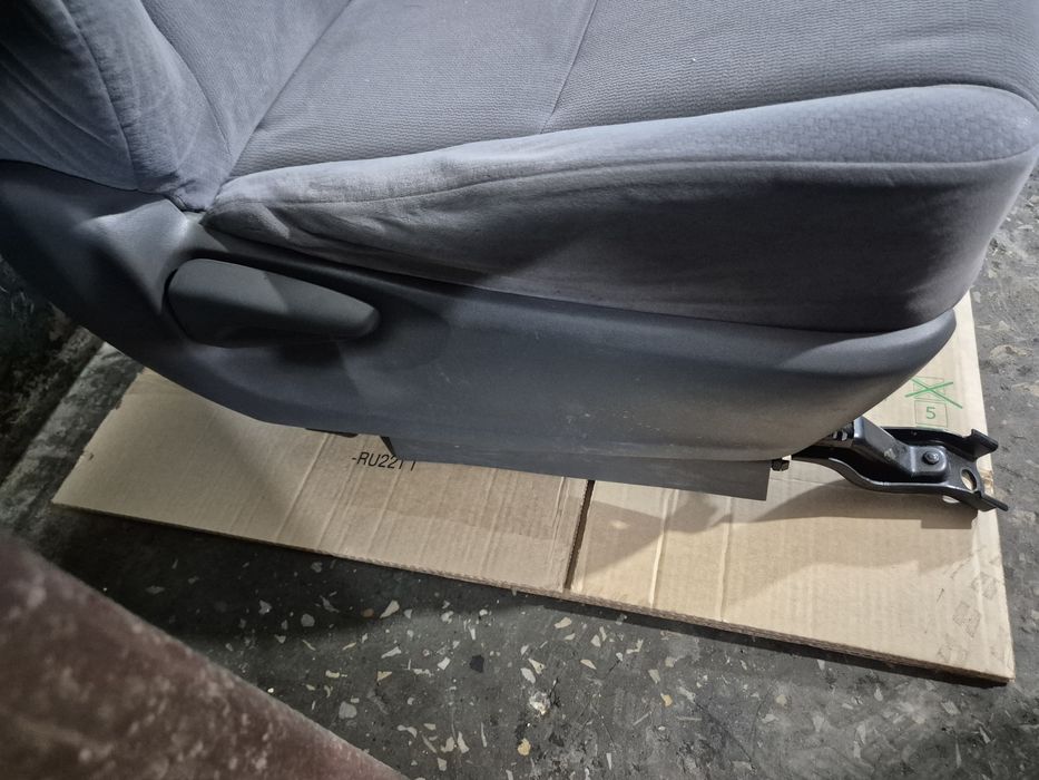 Сиденья передние