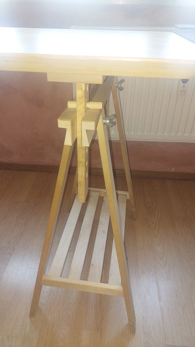 Голямо дървено бюро.