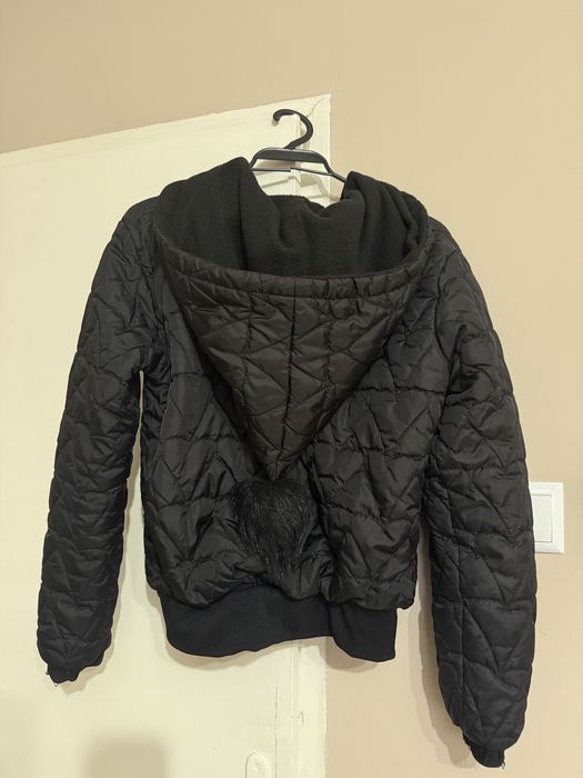 Дамско капитонирано яке с качулка и помпон