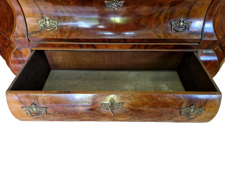 Разкошен шкаф-витрина от орех в стил Барок