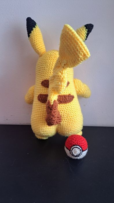 Pikachu croșetat manual