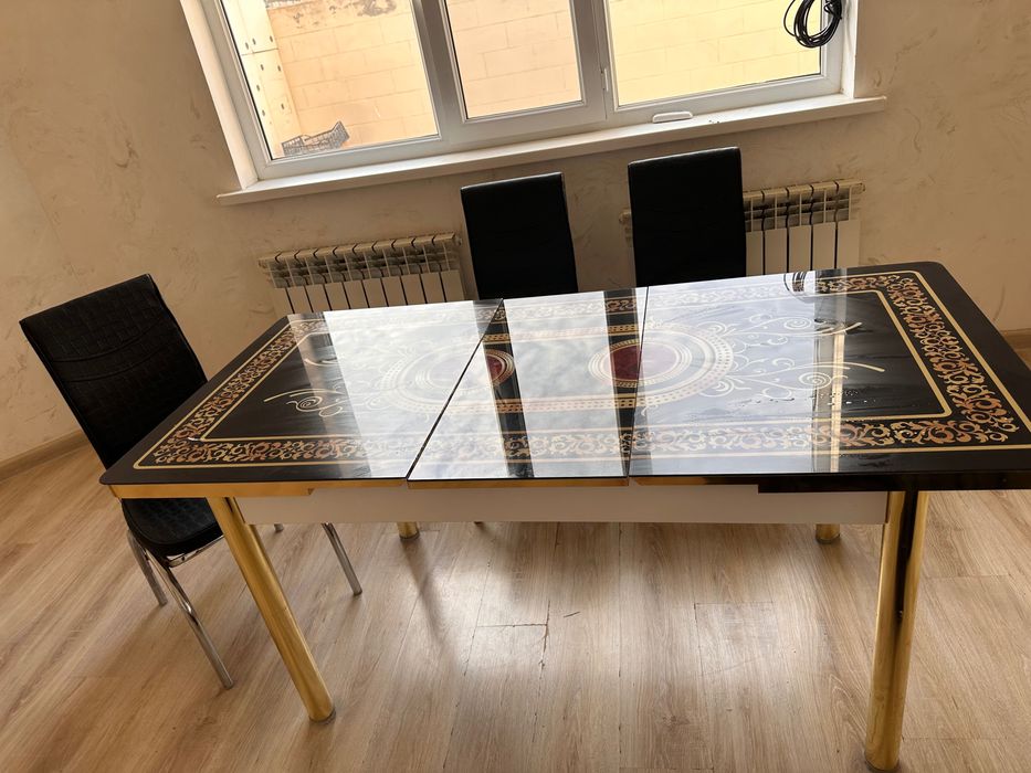 Стол, стеклянный с 4 -мя стульями