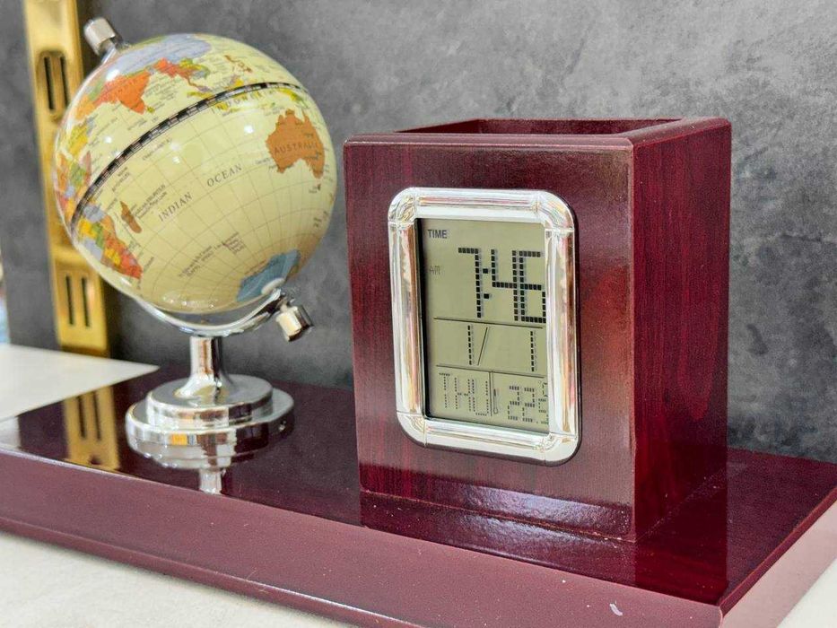 Настольный набор для офиса — часы, глобус, подставка