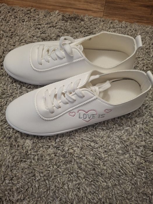 Продам новые кроссовки