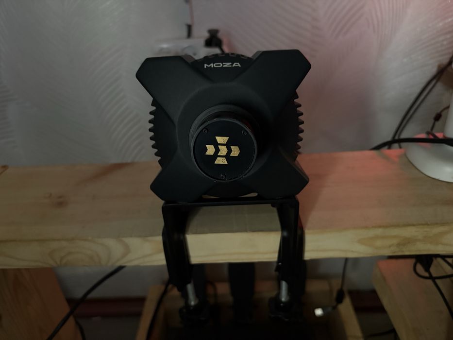 Продам игровой руль MOZA R3