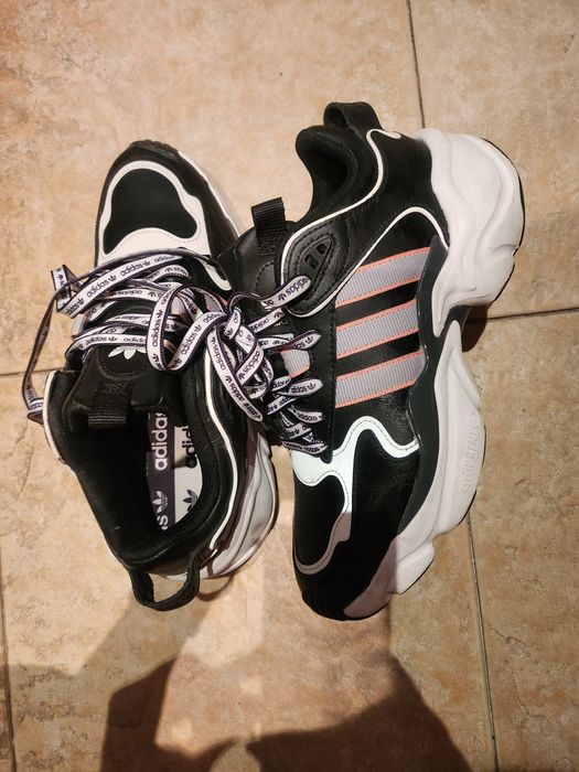 Оригинални дамски маратонки adidas - намалени