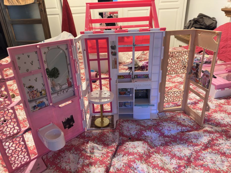 2 Papusi Barbie + casuta si mobilier