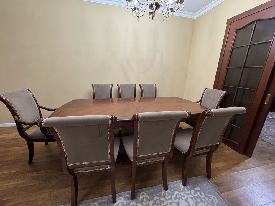 Стол со стульями в гостинную