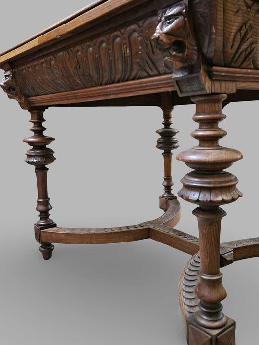 Дъбова трапезна антикварна маса с ръчно резбовани елементи