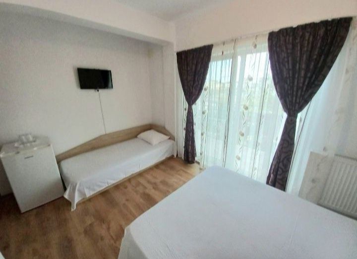 Cazare Vilă Mamaia Nord, camere curate cu toate dotările, baie proprie, aproape de mare, zona Hanul Piraţilor / NOUL magazin KAUFLAND
