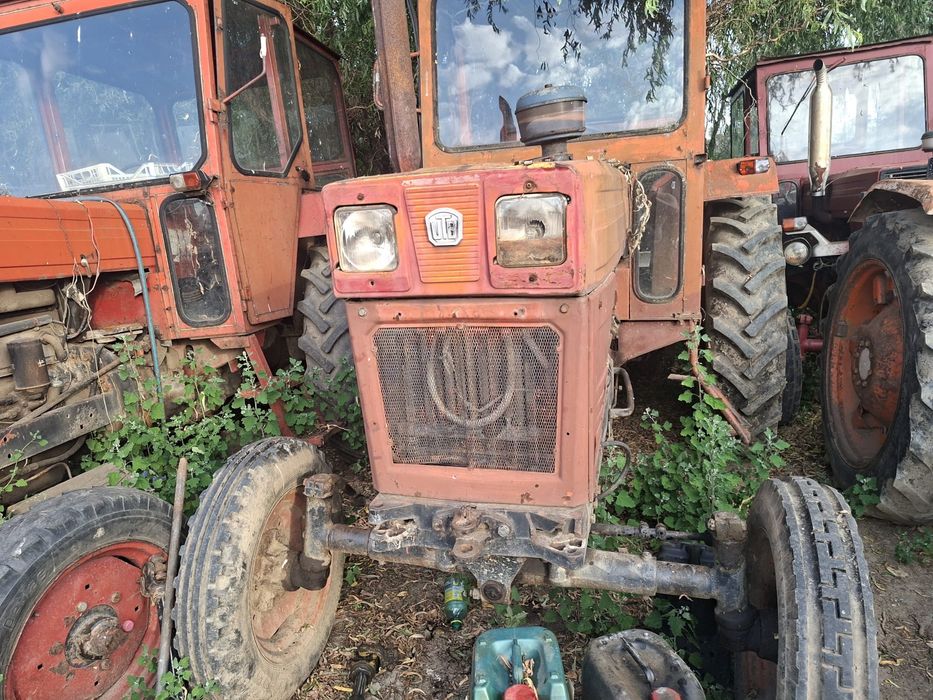 Două tractoare universal de 65 cai