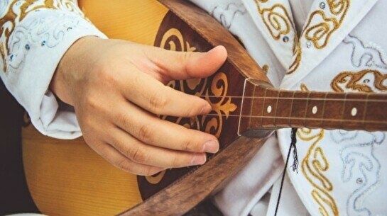 Домбыра үйрету сабақтары