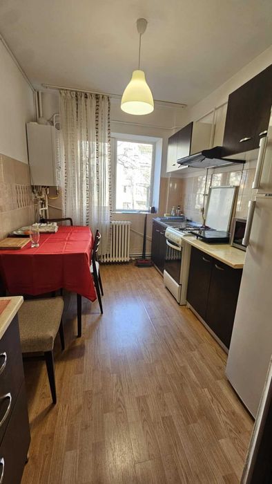 Apartament 3 camere decomandat de închiriat Podu Roș