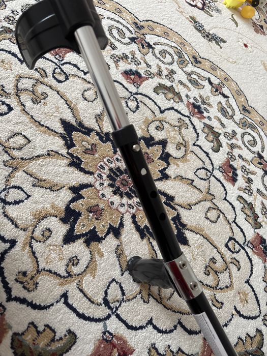 Костыль с опрой при ходьбе