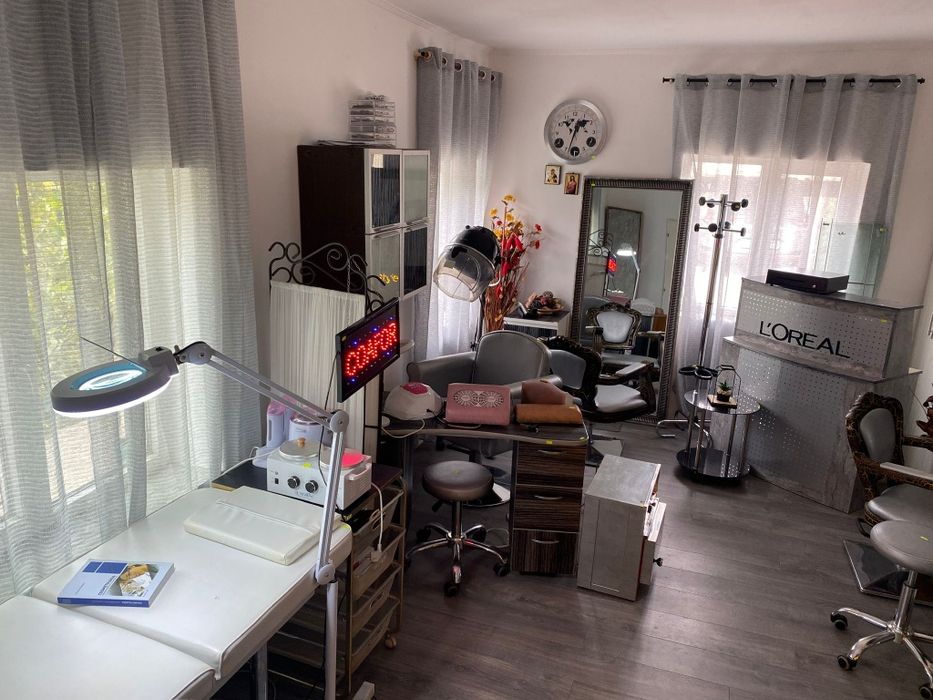 Masa manichiura/scaune/ oglinzi coafor