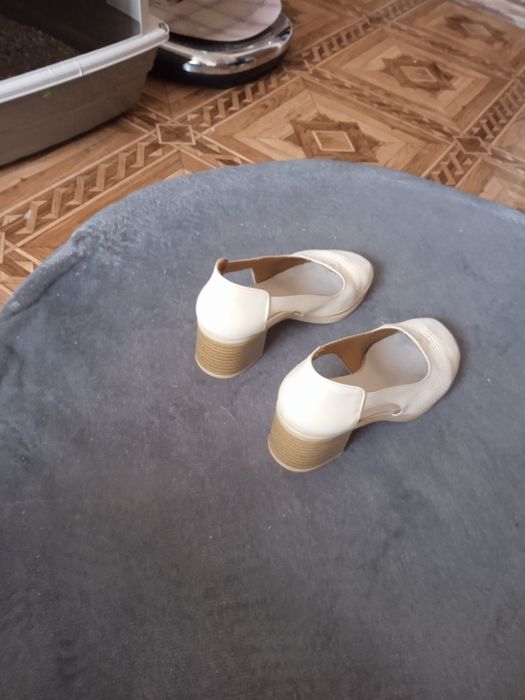 Летни дамски обувки.