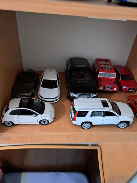 Masinute jucării stare foarte bună mărci și dimensiuni diferite