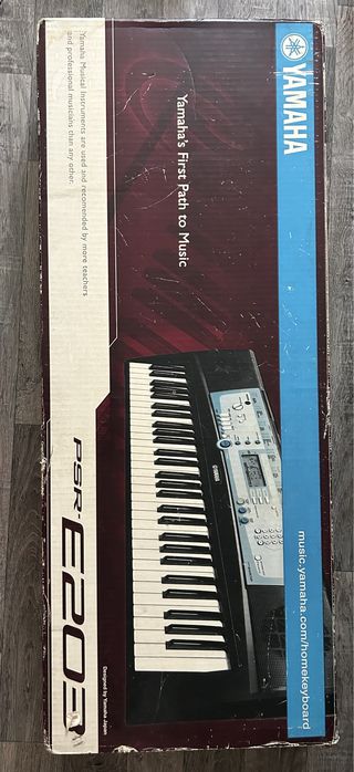 Продам синтезатор yamaha psr e203