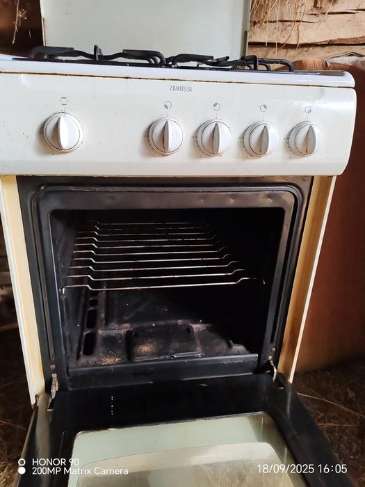 Vand aragaz în stare buna și combina frigorifica