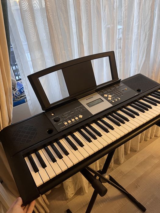Pianină/Claviatură Yamaha – stare impecabilă, ca nouă + suport inclus