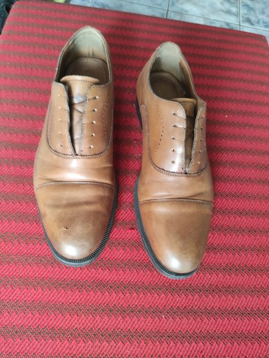 Pantofi Zara din piele numărul 42. 
Foarte practici, comozi și foarte ușori.