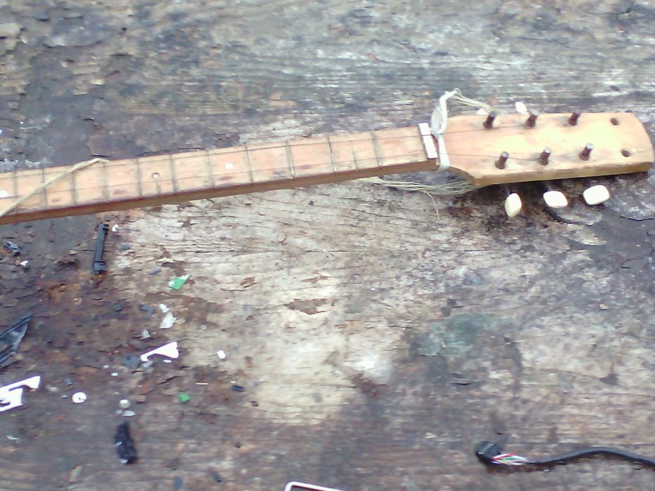 Продавам  в перфектно състояние Само една струна липсва