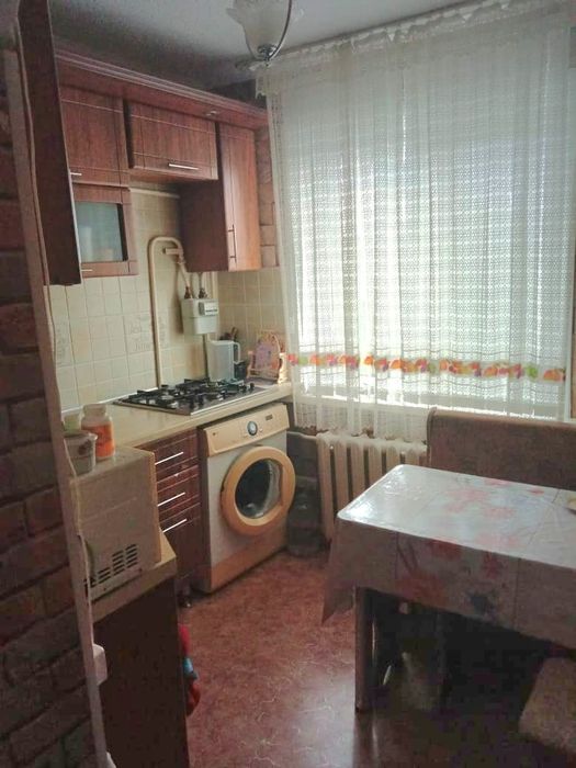 3 комнатная  квартира  район  магазина  Караван  18000