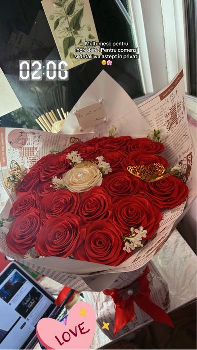 Confectionez la comanda buchete cu trandafiri din satin, personalizate dupa bunul plac.