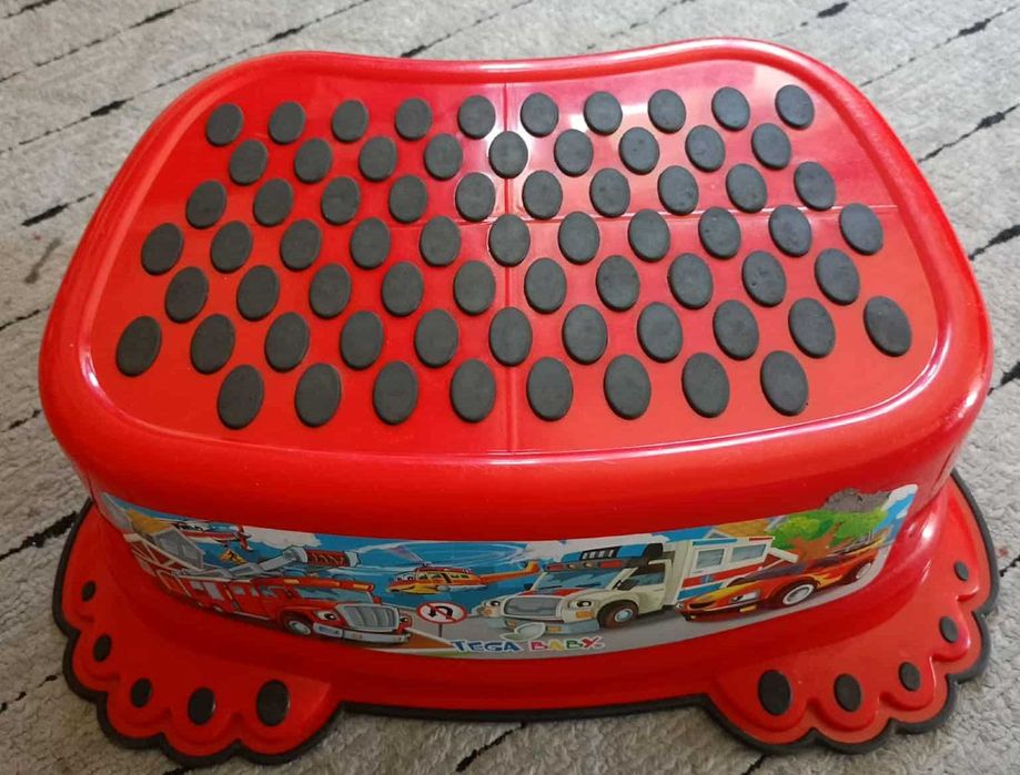 Лот - Бебешко корито, стълба, преходник за тоалетна, играчки, гл.сапун