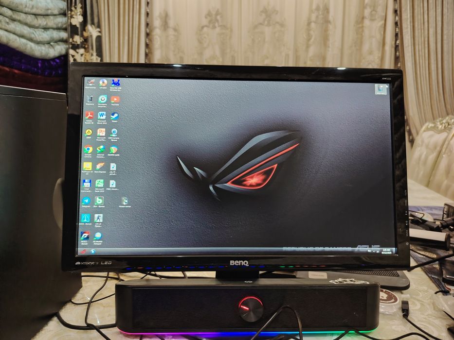 Kamputer pratsessor mishka klavish kalonkasi daje ekranlari bn