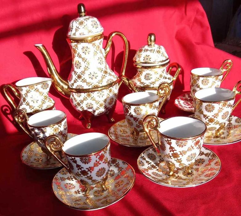 Сервиз за кафе с много позлата