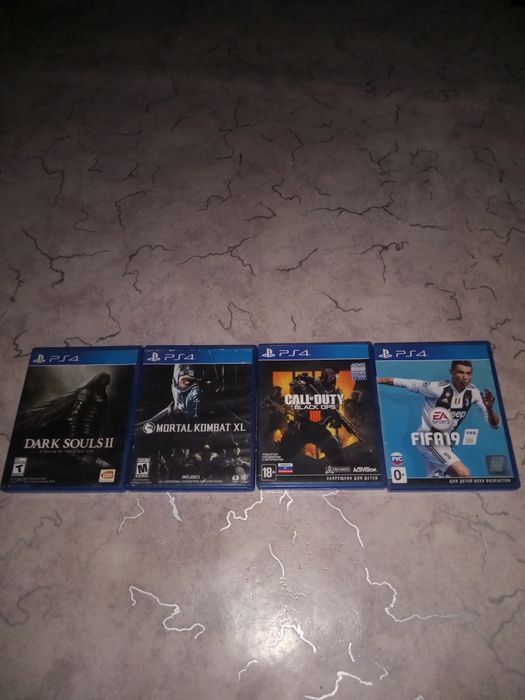 Срочно продаю Ps4 с играми