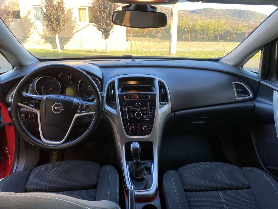 Opel astra j 1.7 eco dizel/ 2011 /pilot automat/dublu climatronic/cauciucuri iarna vara /