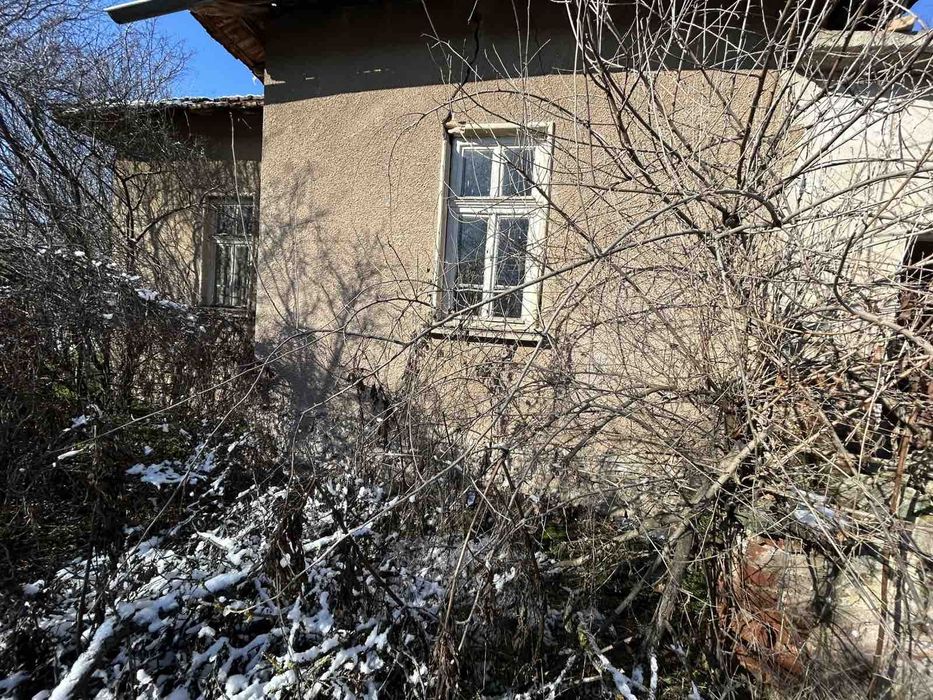 Продавам имот с къща в с.Бело поле