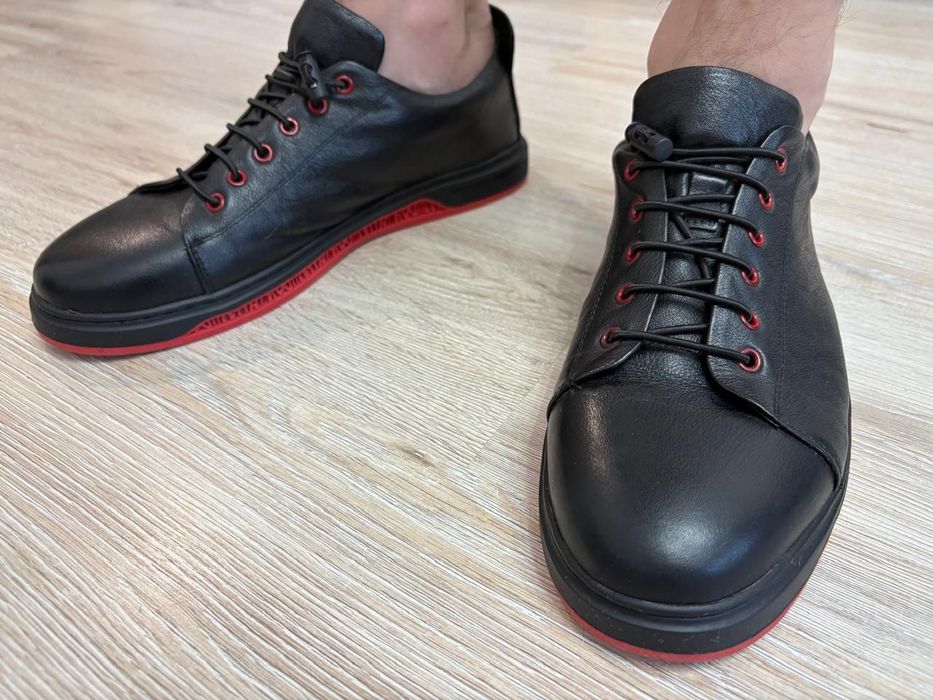 Продам кросовки кожанные