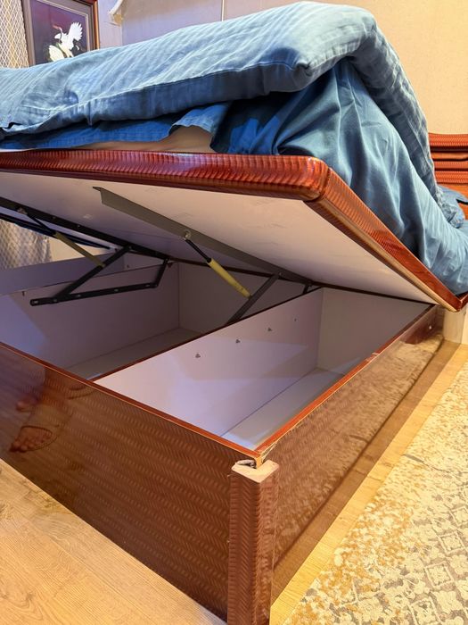 Продам спальный гарнитур