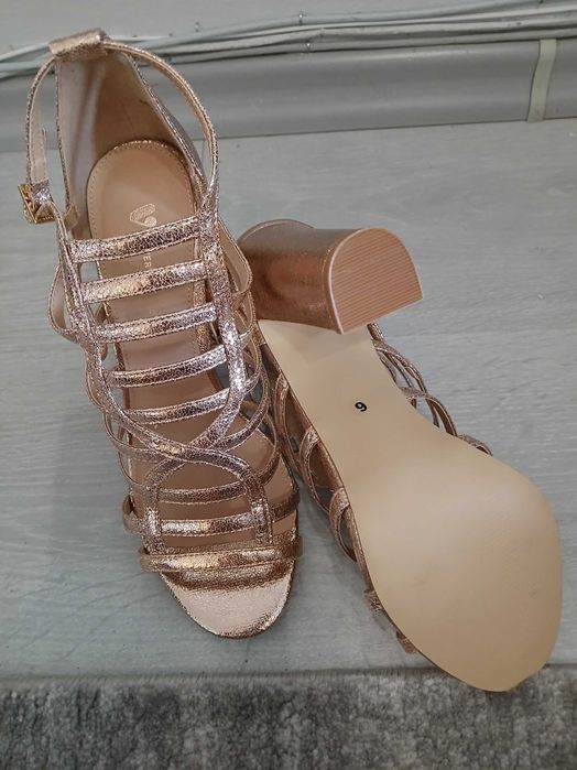 Дамски обувки чисто нови