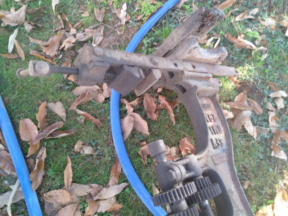 Продавам антикварна Френска ръчна настолна бормашина с менгеме