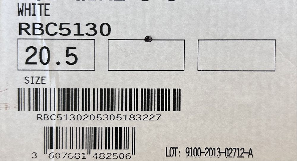 Ски, обувки, каска с визьор и щеки