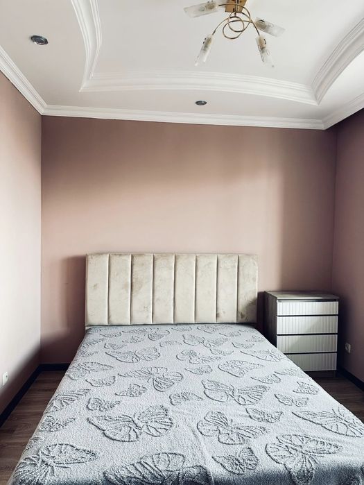 Поклейка обоев и покраска стен.