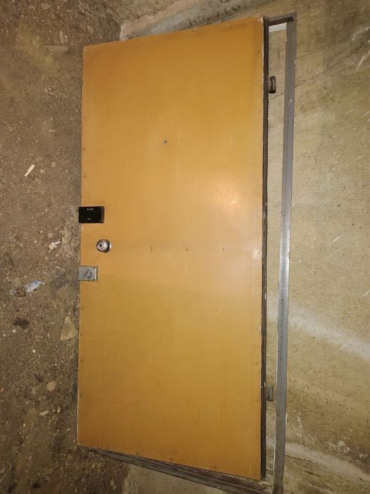 Продам входную дверь