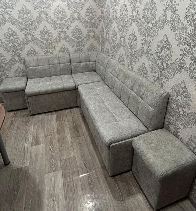 Продам кухонный уголок+2 пуфа