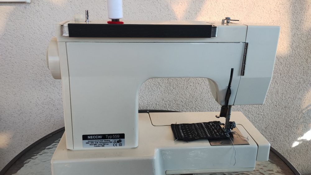Отлично работеща шевна машина  .